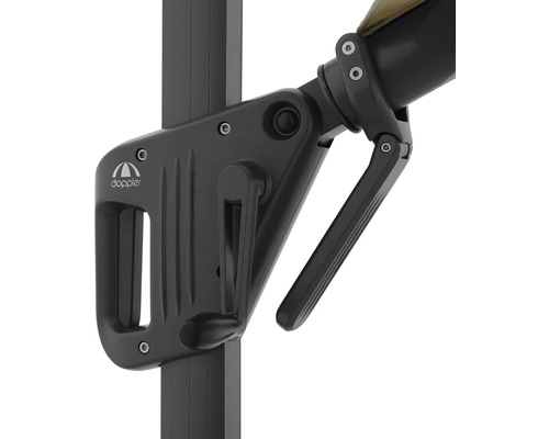 Detailný záber kľukového mechanizmu na tyči slnečníka s logom Doppler.