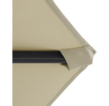 Detailný pohľad na záhradný slnečník s čiernym rámom a poťahom slnečníka