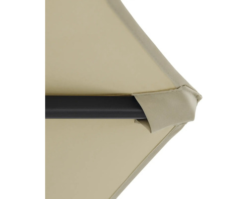 Detailný pohľad na záhradný slnečník s čiernym rámom a poťahom slnečníka