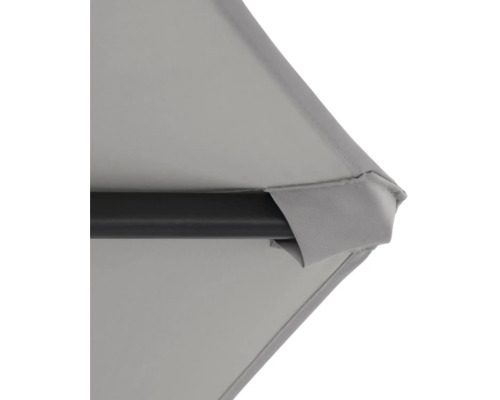 Detailný pohľad na sivý poťah slnečníka a rám slnečníka.