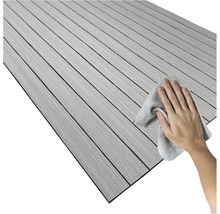 Osoba čistí podlahovú krytinu s dreveným vzhľadom handričkou