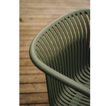 Detail záhradnej stoličky so zakrivenými lamelami