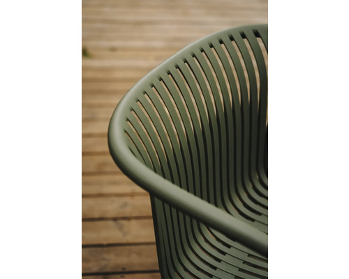 Detail záhradnej stoličky so zakrivenými lamelami