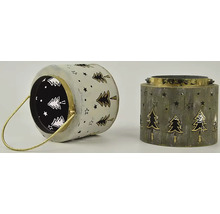 Dva dekoratívne svietniky s vyrezávanými hviezdami a motívmi vianočného stromčeka.