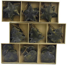 Drevená krabička s ozdobami na vianočný stromček v tvare hviezd, stromčekov a sŕdc