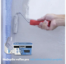 Nanášanie tesniacej hmoty Ceresit CL 51 Express 1-K na stenu pomocou maliarskeho valčeka.