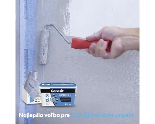Nanášanie tesniacej hmoty Ceresit CL 51 Express 1-K na stenu pomocou maliarskeho valčeka.