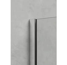 Detail sprchovacieho kúta s kovovým rámom