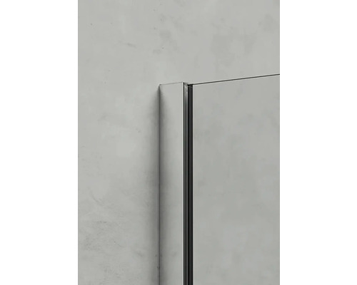 Detail sprchovacieho kúta s kovovým rámom