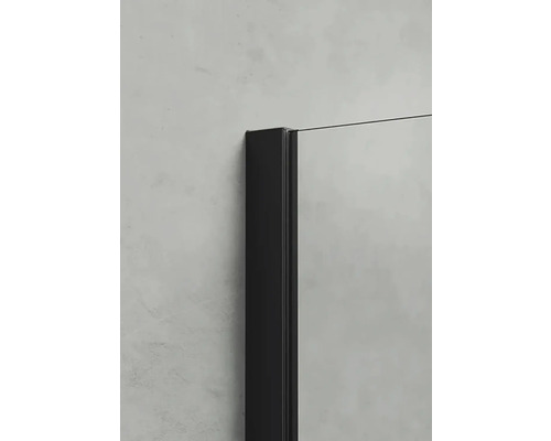 Detail sprchovacieho kúta s čiernym rámom