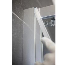 Detailný pohľad na sprchovací kút s tesniacim profilom