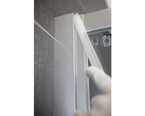 Detailný pohľad na sprchovací kút s tesniacim profilom