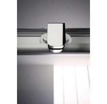 Detailný záber prvku sprchovacieho kúta s kovaním a lištou.