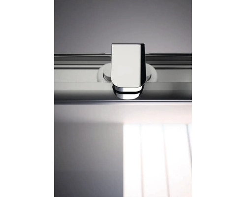 Detailný záber prvku sprchovacieho kúta s kovaním a lištou.