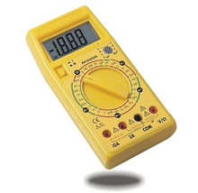 Žltý digitálny multimeter na elektrické meranie