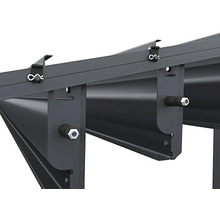 Detailný záber rámu altánku s nosníkmi a upevňovacími prvkami.