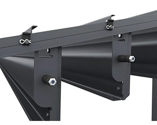 Detailný záber rámu altánku s nosníkmi a upevňovacími prvkami.