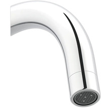 Detailný pohľad na výtok vodovodnej batérie