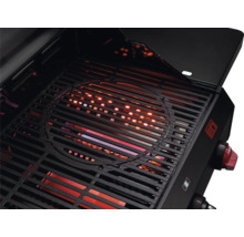 Pohľad do otvoreného grilu s grilovacím roštom a zapnutým kúrením