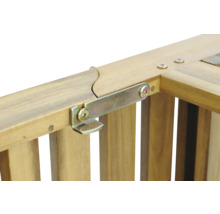 Detailný pohľad na drevený rám s kovovým spojovacím prvkom a skrutkami