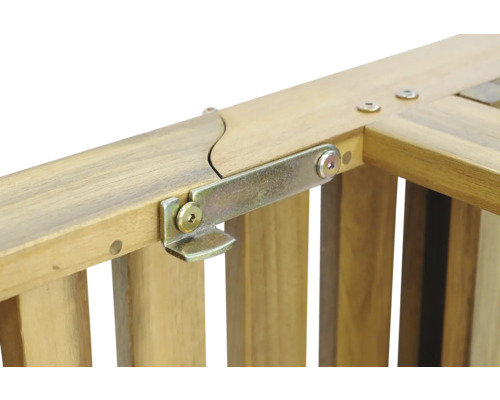 Detailný pohľad na drevený rám s kovovým spojovacím prvkom a skrutkami