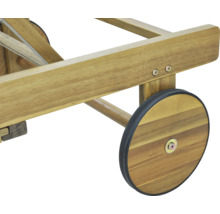 Detailný záber dreveného pojazdného vozíka s kolieskami