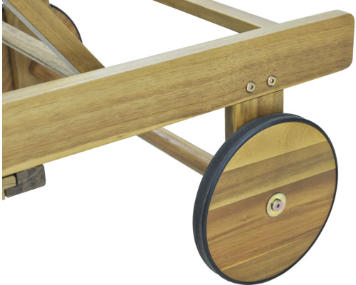 Detailný záber dreveného pojazdného vozíka s kolieskami