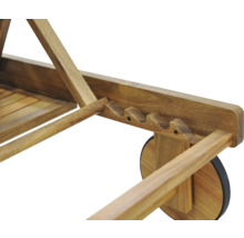 Detailný záber dreveného ležadla s kolieskami