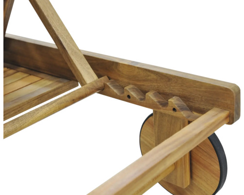 Detailný záber dreveného ležadla s kolieskami