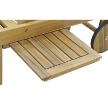 Detail dreveného ležadla s výsuvným stolíkom