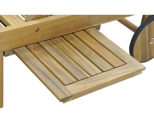 Detail dreveného ležadla s výsuvným stolíkom