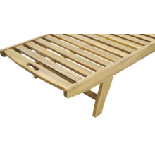 Detailný pohľad na drevené záhradné ležadlo s lamelovým roštom.