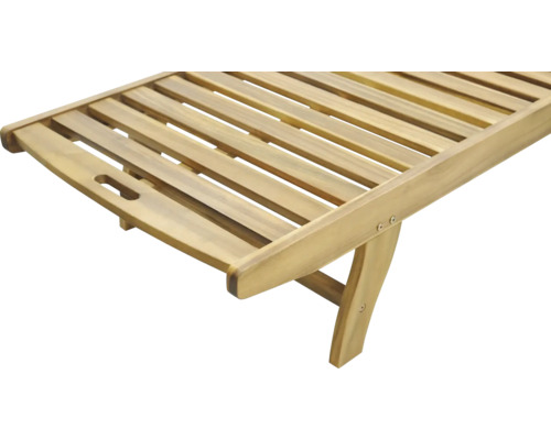 Detailný pohľad na drevené záhradné ležadlo s lamelovým roštom.