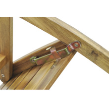 Detailný záber drevenej stoličky s kovovým kovaním