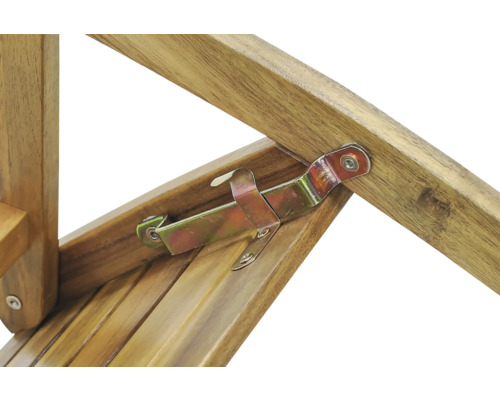 Detailný záber drevenej stoličky s kovovým kovaním