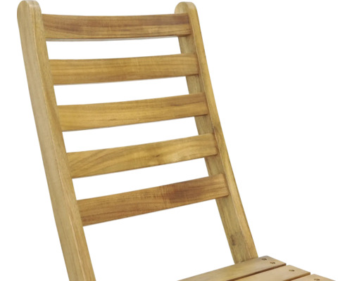 Detailný pohľad na operadlo drevenej záhradnej stoličky