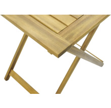 Detailný pohľad na skladací stôl z dreva