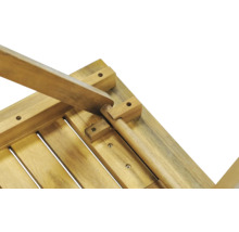 Detailný pohľad na spodnú stranu dreveného záhradného stola so skrutkami