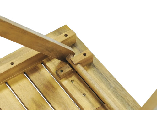 Detailný pohľad na spodnú stranu dreveného záhradného stola so skrutkami