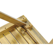 Detailný pohľad na drevený záhradný stôl s rámom