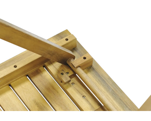 Detailný pohľad na drevený záhradný stôl s rámom