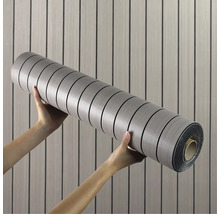 Drží sa rolka obkladových panelov so vzhľadom dreva.