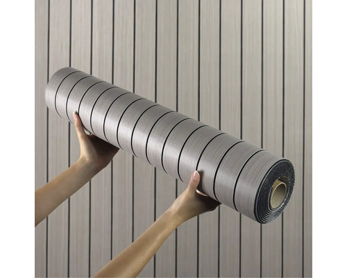 Drží sa rolka obkladových panelov so vzhľadom dreva.