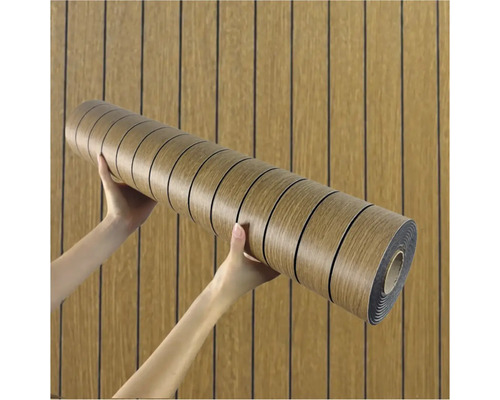 Rola nábytkovej fólie s dreveným dizajnom držaná v rukách