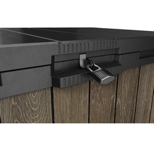 Detailný pohľad na záhradný box s visiacim zámkom
