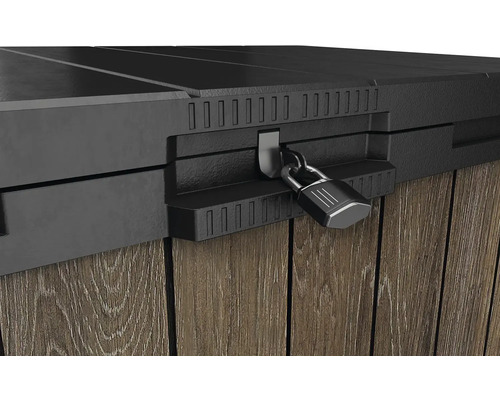 Detailný pohľad na záhradný box s visiacim zámkom