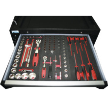 Otvorená zásuvka vozíka na náradie s rôznym náradím