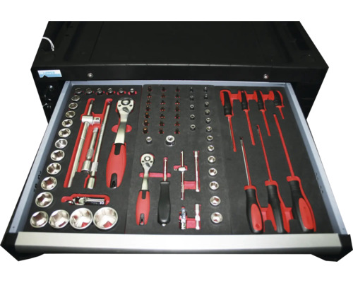 Otvorená zásuvka vozíka na náradie s rôznym náradím