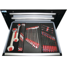 Otvorený box na náradie s rôznym náradím