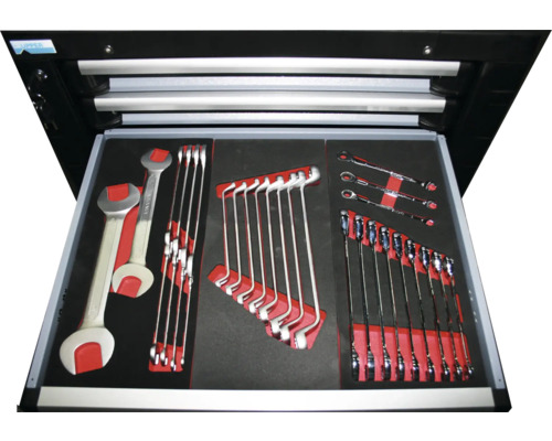 Otvorený box na náradie s rôznym náradím